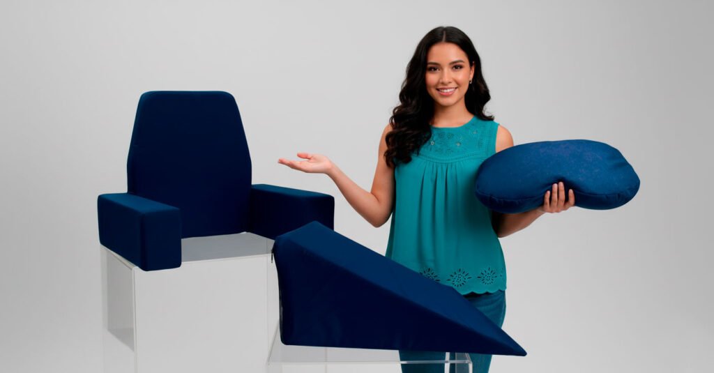 Exhibición de artículos médicos de Médica Esma: colchón, dona y cuña